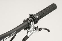 Celoodpružené elektrokolo GHOST Path Riot CF Advanced Grey/Pearl Light Grey (2)